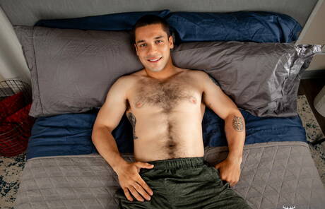 拉丁水獺安德魯·米勒脫光衣服，露出緊實的臀部