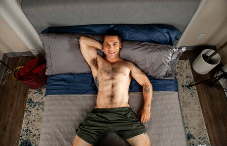 拉丁水獺安德魯·米勒脫光衣服，露出緊實的臀部