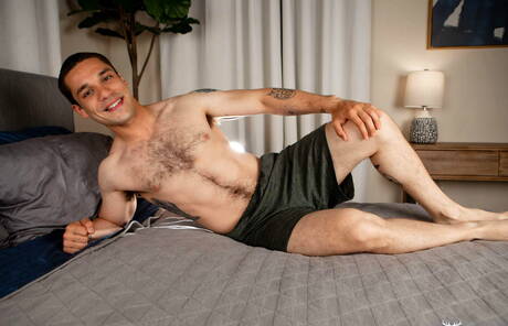 拉丁水獺安德魯·米勒脫光衣服，露出緊實的臀部