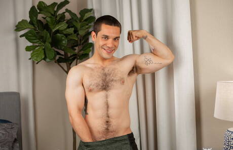 拉丁水獺安德魯·米勒脫光衣服，露出緊實的臀部