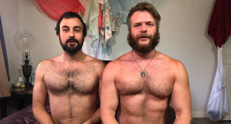 Dos americanos musculosos, Brian Bonds y Mason Lear, en una escena de mamadas.