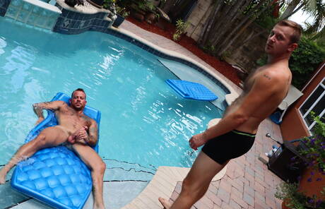 2人のアメリカ人の男、強い雄牛ショーン・デュランとカワウソのチャンドラー・スコットがプールで吸った後に尻をファックする