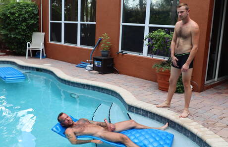 2人のアメリカ人の男、強い雄牛ショーン・デュランとカワウソのチャンドラー・スコットがプールで吸った後に尻をファックする