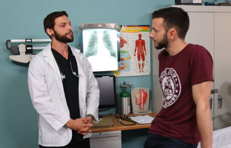 El guapo Eddie Danger y el cachondo Izzy Danger tienen un buen sexo con fisting