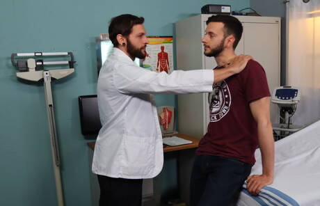 El guapo Eddie Danger y el cachondo Izzy Danger tienen un buen sexo con fisting