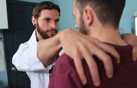 El guapo Eddie Danger y el cachondo Izzy Danger tienen un buen sexo con fisting