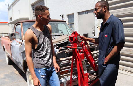 El hombre fuerte negro August Alexander y el chico guapo James Jacobs en una escena homosexual caliente al aire libre
