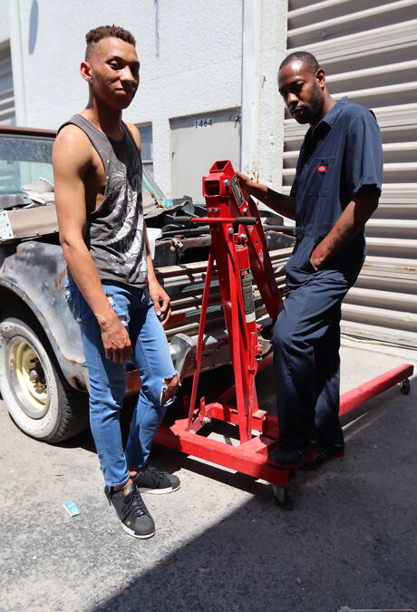 El hombre fuerte negro August Alexander y el chico guapo James Jacobs en una escena homosexual caliente al aire libre