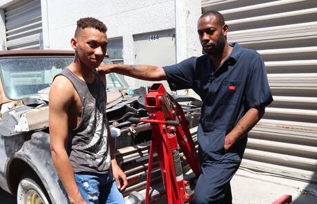 El hombre fuerte negro August Alexander y el chico guapo James Jacobs en una escena homosexual caliente al aire libre