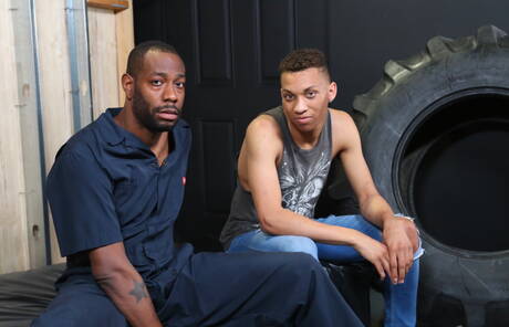 El hombre fuerte negro August Alexander y el chico guapo James Jacobs en una escena homosexual caliente al aire libre