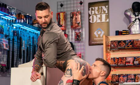 Brian Bonds, Drew Sebastian, Axel Abysse, Ashley Ryder, Luka Sage w kompilacji scen analnego fistingu