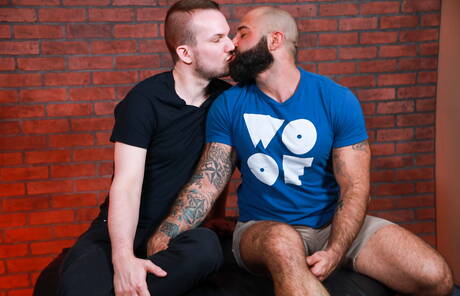 美國成熟熊 Atlas Grant 和 Devin Tyler 用拳頭互相吸吮和操弄