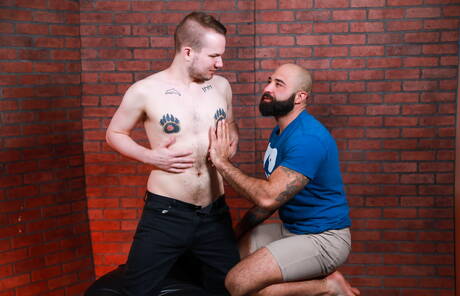 美國成熟熊 Atlas Grant 和 Devin Tyler 用拳頭互相吸吮和操弄