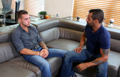 Les stars américaines musclées Dimitri Kane et le costaud David Benjamin se sucent et se baisent mutuellement