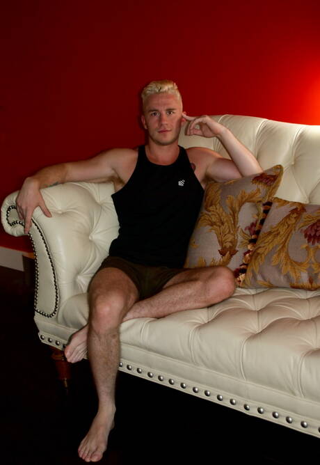 Amerykański ogier Mac Savage i Rick Kelson ruchają się w dupę po ssaniu na zewnątrz