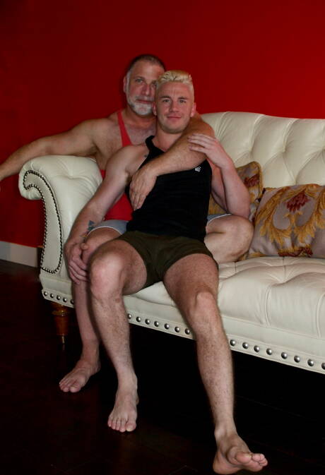 Amerykański ogier Mac Savage i Rick Kelson ruchają się w dupę po ssaniu na zewnątrz