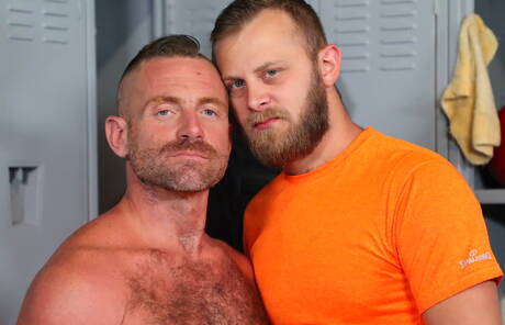 素敵なアメリカ人の仲間の毛深いスタッドのチャンドラースコットと毛深いクマのジェイコブウッズが熱いお尻を強打する