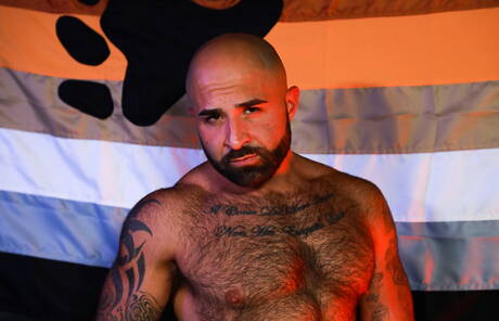 Mili amerykańscy kumple, owłosiony ogier Chandler Scott i dojrzały niedźwiedź Atlas Grant ruchają tyłek po ssaniu