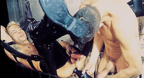 荷蘭帥哥Buck Meadows和美國肌肉男Jackson Price用拳頭猛戳屁股