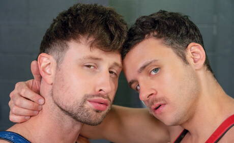 O musculoso americano Nate Grimes e a lontra inglesa Drew Dixon fodem a bunda depois de chupar e meter o punho no banheiro