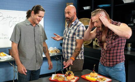 Niegrzeczni faceci Brian Bonds, Drew Sebastian i Tony Orlando wiercą tyłek pięścią