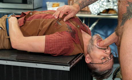 性感的美國熟男Drew Sebastian和帥哥Sherman Maus喜歡拳交