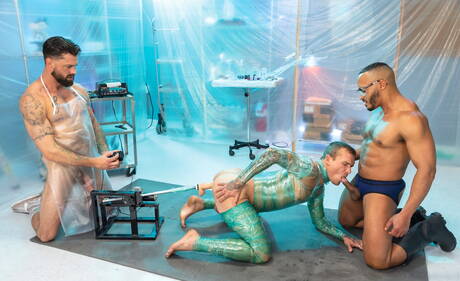 Les garçons excités Dillon Diaz, Alpha Wolfe et Isaac X se sucent et se baisent