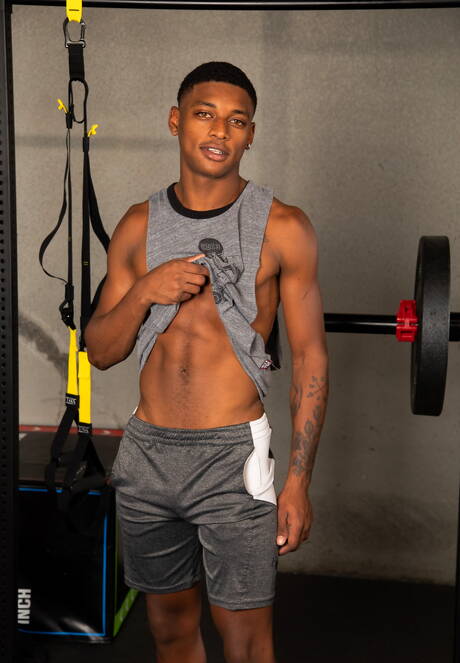 Seksowny chłopak Ty Santana i seksowny chłopak Jimmy Troy ruchają się po międzyrasowym fellatio