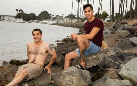 Os lindos atores pornôs americanos Kian Kane e Andrew Miller transaram na piscina