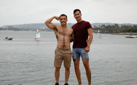 Os lindos atores pornôs americanos Kian Kane e Andrew Miller transaram na piscina