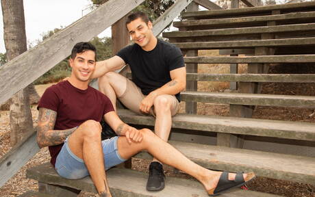 Os lindos atores pornôs americanos Kian Kane e Andrew Miller transaram na piscina