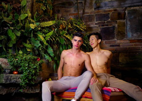 El rudo oriental Tyler Wu y el cachas Nathan B follan después de una mamada