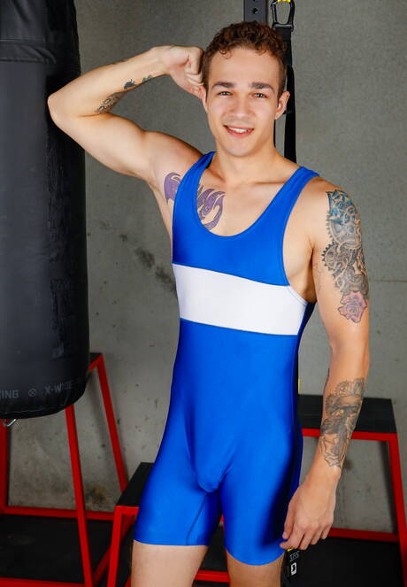 Hete Amerikaanse kerels, spierbundel Brandon Anderson en knappe jongen Jayden Marcos neuken kont na het zuigen van een lul