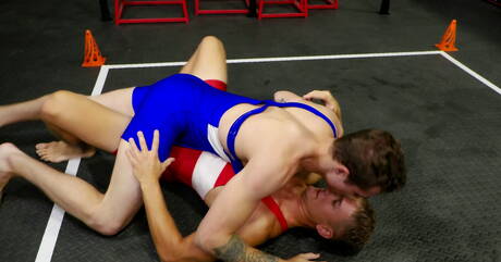 Hete Amerikaanse kerels, spierbundel Brandon Anderson en knappe jongen Jayden Marcos neuken kont na het zuigen van een lul