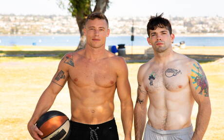 Der hübsche amerikanische Kraftprotz Justin Matthews und der haarige Hengst Julian Brady haben heißen Pärchensex im Freien