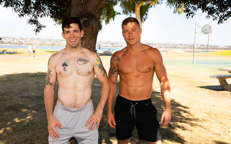 Der hübsche amerikanische Kraftprotz Justin Matthews und der haarige Hengst Julian Brady haben heißen Pärchensex im Freien