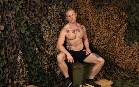 Aardige Amerikaanse vrienden, stoere Jim Fit en gespierde Niko Carr hebben een hete seksdate