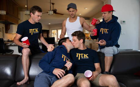 Nice american boys muscular Aspen and hot twink Michael Del Ray fuck ass after blowjob