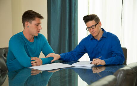 Der muskulöse Amerikaner Dalton Riley bei einem heißen Dreier-Arschfick