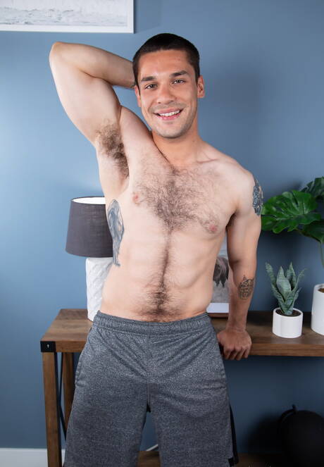 Les jeunes américains Nick Thompson et Andrew Miller, un étalon poilu, se livrent à une sodomie intense.