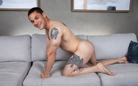 Les jeunes américains Nick Thompson et Andrew Miller, un étalon poilu, se livrent à une sodomie intense.