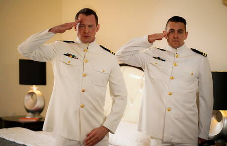 セクシーなアメリカ人、たくましい男ダンテ・コレとたくましい体格のピアス・パリがアナルを掘る