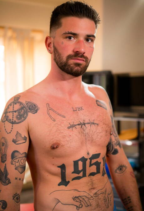 El duro francés Chris Damned y Greyson Harper montan una polla con el puño