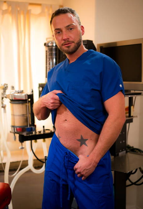 El duro francés Chris Damned y Greyson Harper montan una polla con el puño