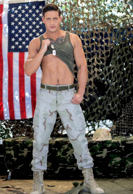 Il muscoloso americano Dalton Riley e il bel ragazzo canadese Max Lorde fanno sesso bollente