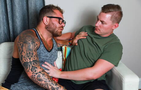 Der amerikanische Bär Riley Mitchel und der harte Kerl Bryce Kent haben eine heiße Paarszene