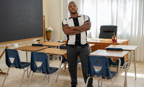 Angielski owłosiony ogier Drew Dixon i muskularny czarny Micah Martinez w międzyrasowej scenie fistingu po lizawaniu