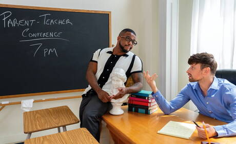 Angielski owłosiony ogier Drew Dixon i muskularny czarny Micah Martinez w międzyrasowej scenie fistingu po lizawaniu