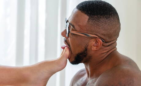 Angielski owłosiony ogier Drew Dixon i muskularny czarny Micah Martinez w międzyrasowej scenie fistingu po lizawaniu