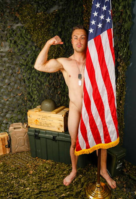 Active Duty: El forzudo estadounidense Damien White y Jason Windsor se chupan y follan mutuamente